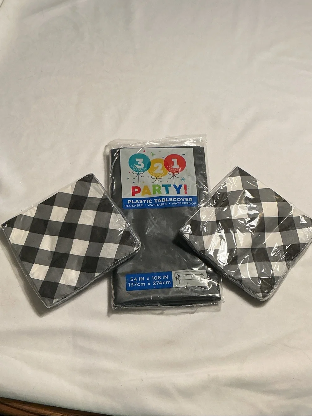NWT Black & White Buffalo Check Plastic Tablecover and 2 pk Napkin Set